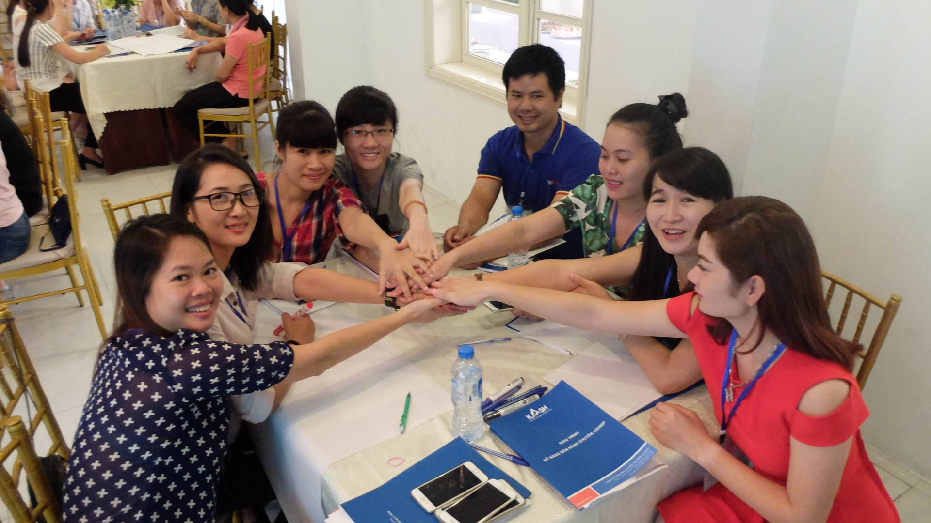 Các hoc viên trao đổi nhóm sôi nổi