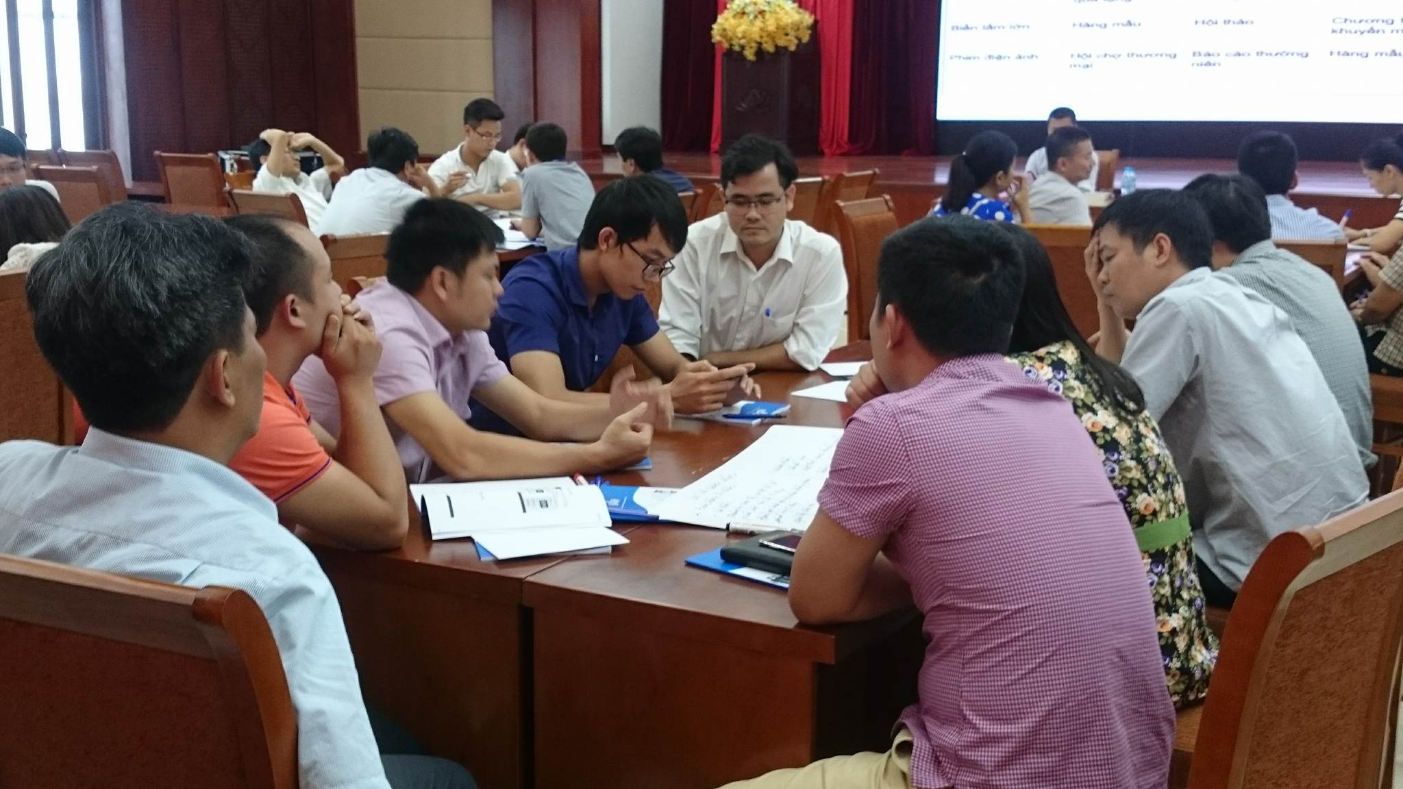 Các học viên trao đổi nhóm sôi nổi