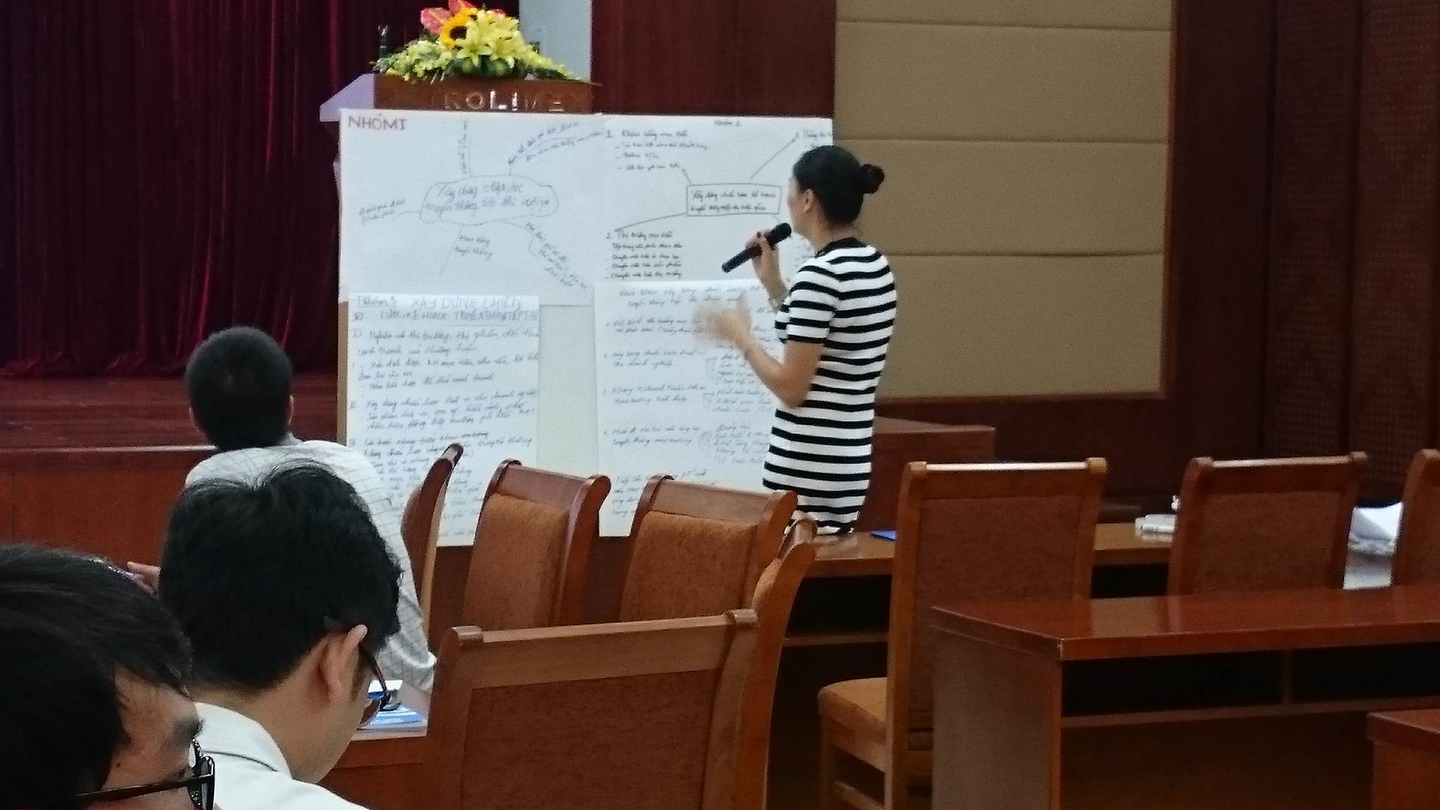 Học viên tham gia thuyết trình trong bài tập nhóm