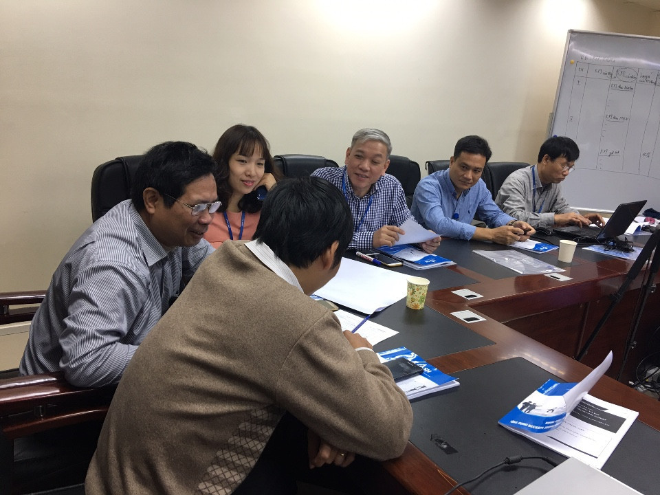 Học viên thảo luận nhóm sôi nổi