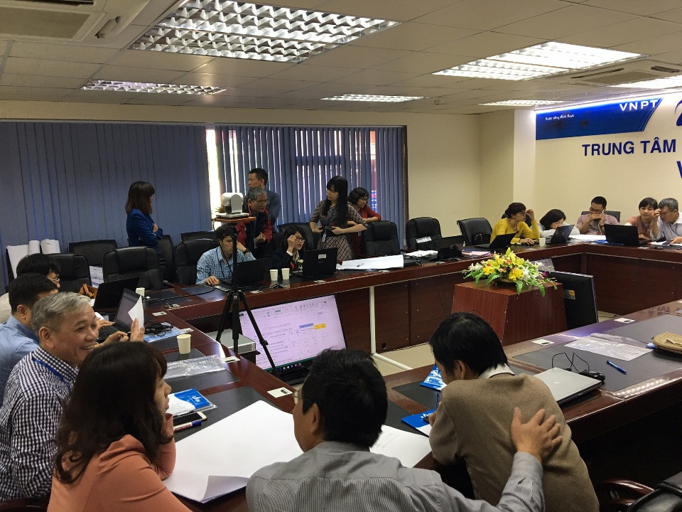 Học viên tích cực trao đổi với giảng viên về bài học