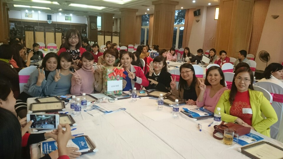 Cuối buổi học giảng viên trao quà cho ba nhóm đạt thành tích xuất sắc nhất