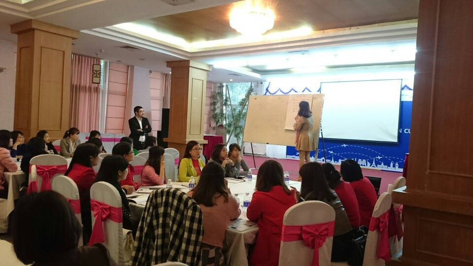 Các nhóm trình bày phần bài tập nhóm rất sôi nổi