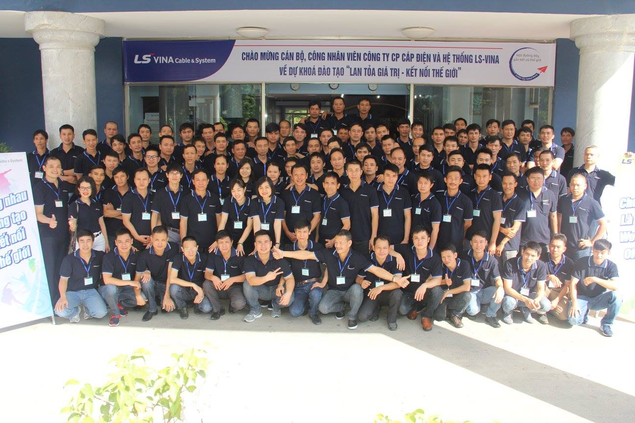 Các học viên chụp ảnh kỷ niệm cuối khóa học