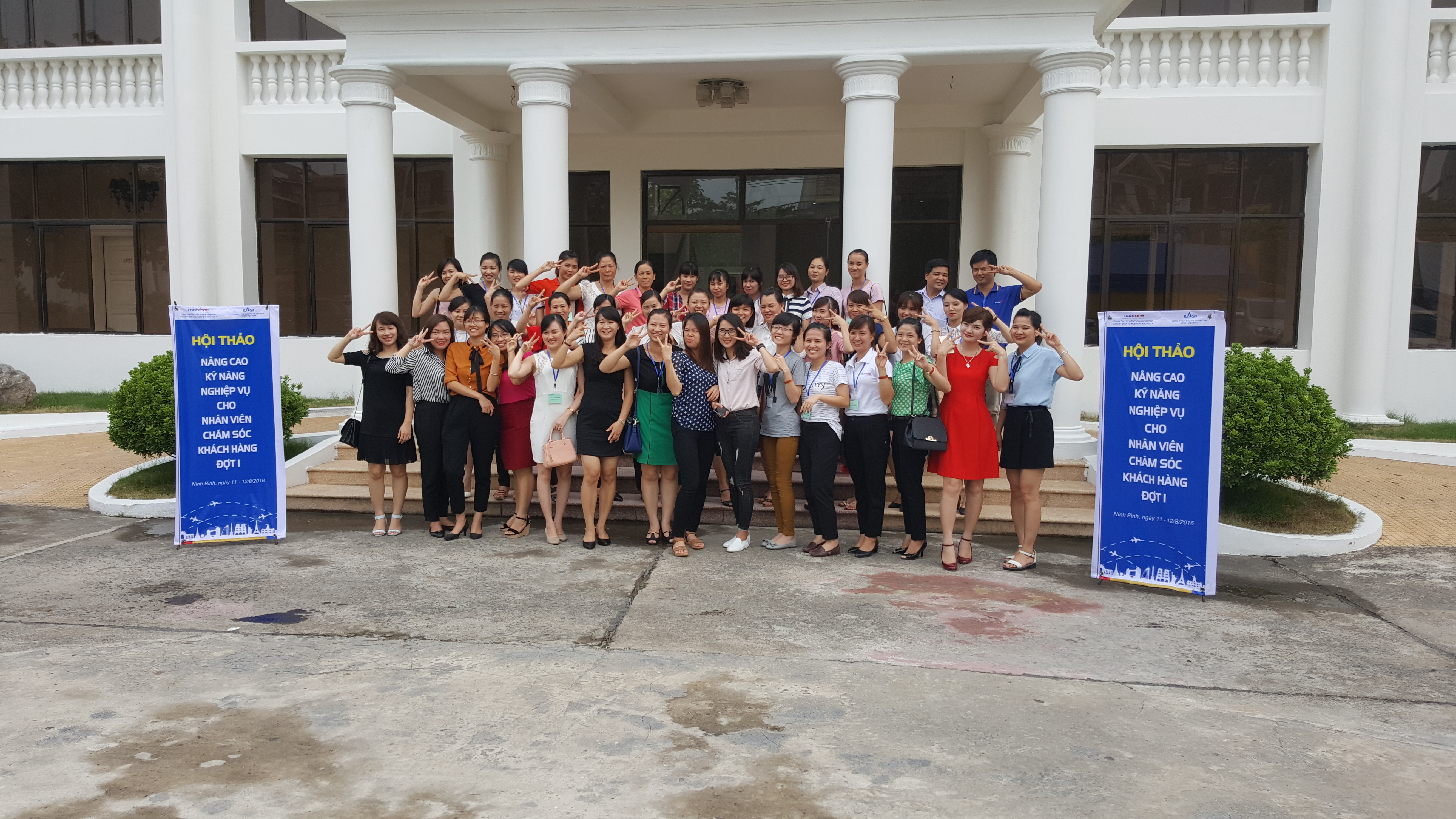 Toàn thể học viên chụp ảnh kỷ niệm kết thúc khóa học