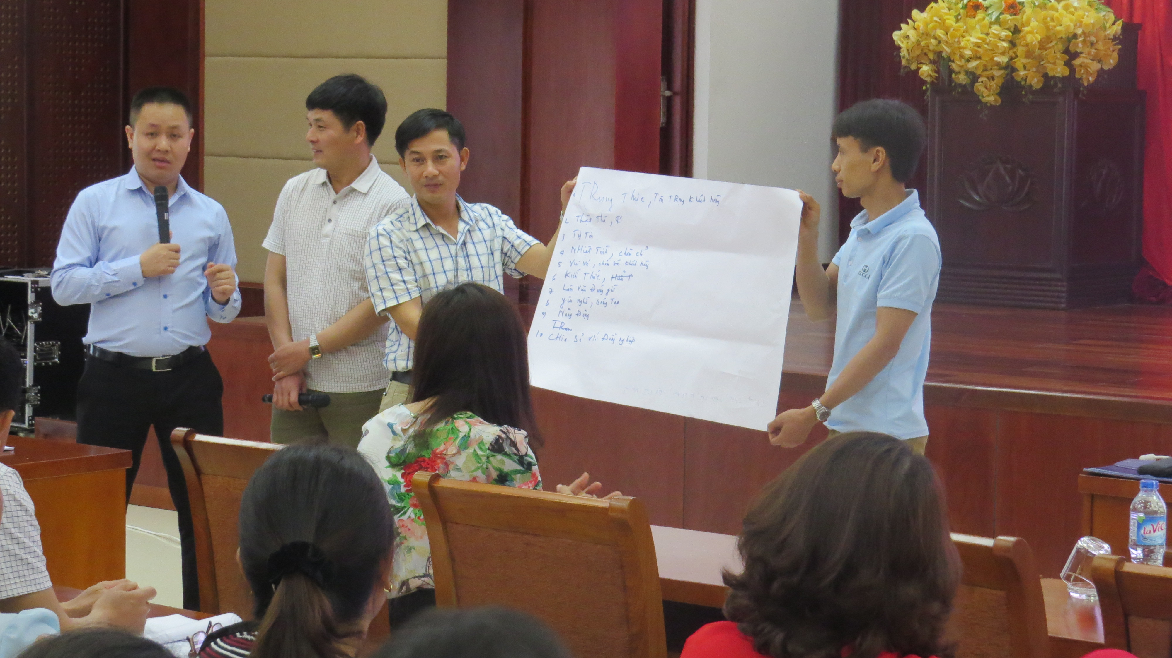 Các nhóm tham gia hoạt động sôi nổi