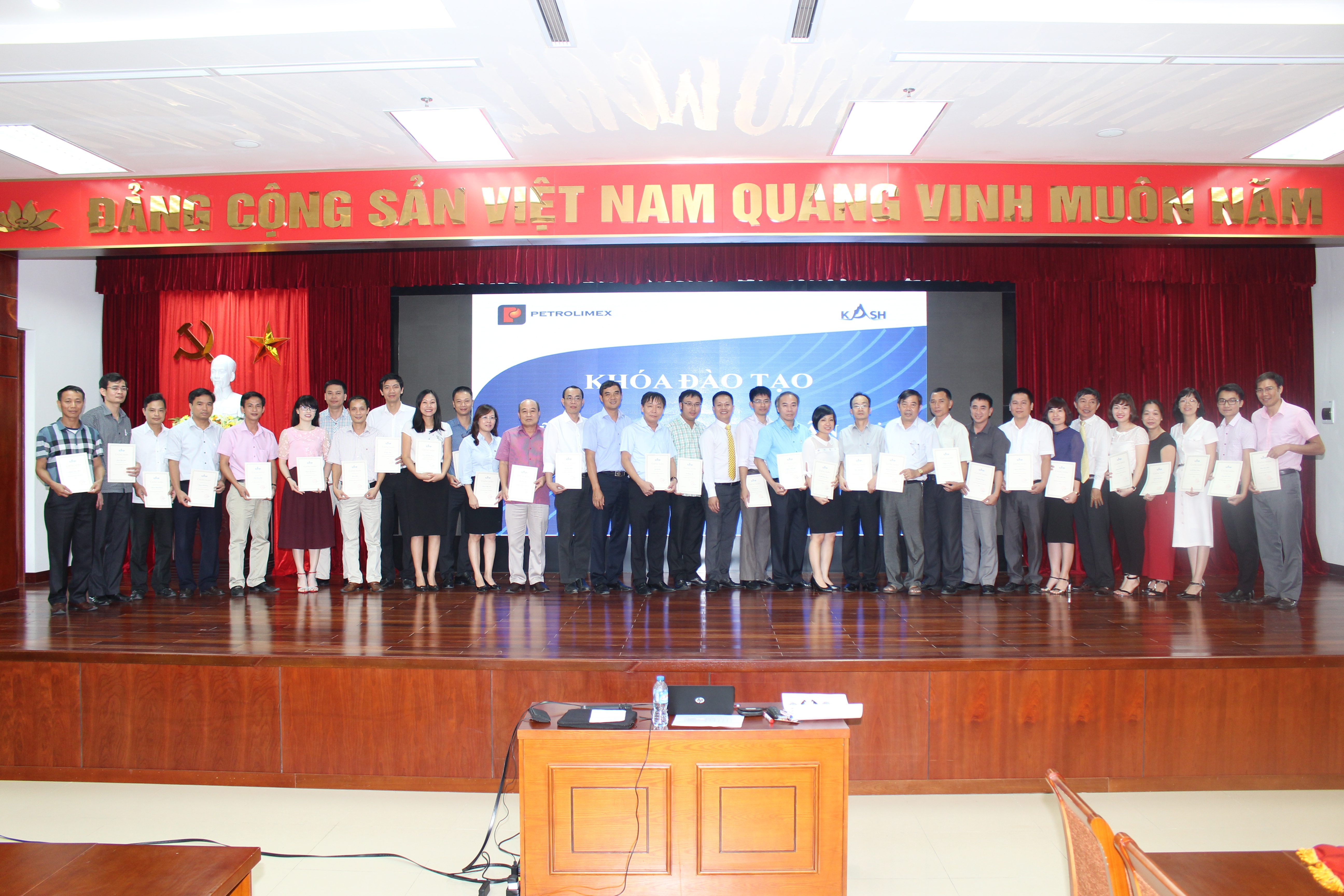 Ông Nguyễn Đồng-Chủ tịch kiêm Giám đốc công ty Xăng dầu B12 và ông Nguyễn Bá Cự- Tổng giám đốc Công ty CP Đầu tư & Đào tạo KASH Việt Nam trao chứng nhận cho các học viên