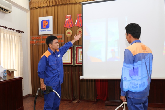 Học viên thực hành quy trình bán hàng 5 bước ngay tại lớp học