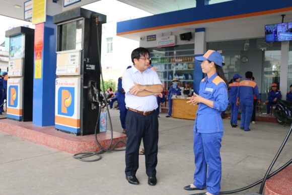 PGĐ Petrolimex Cần Thơ - ông Hồ Phú Triệu trực tiếp giám sát, nhắc nhở các học viên thực hành nghiêm túc quy trình bán hàng 5 bước tại CHXD số 03