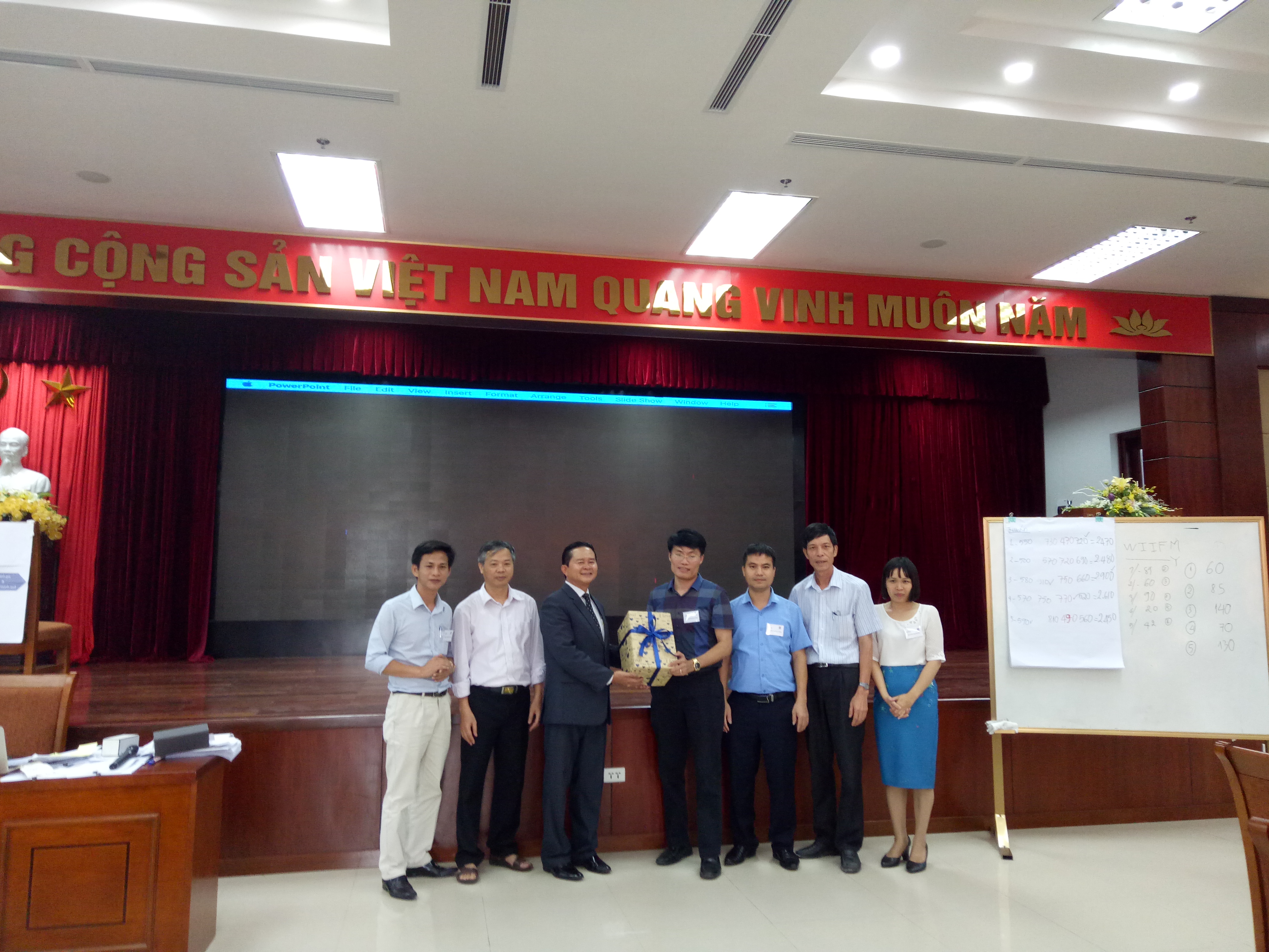 Trao quà cho nhóm xuất sắc 